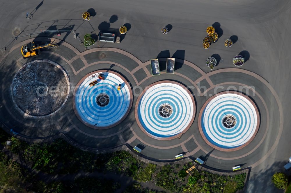 Erfurt from the bird's eye view: Water - fountain in the district Hochheim in Erfurt in the state Thuringia, Germany