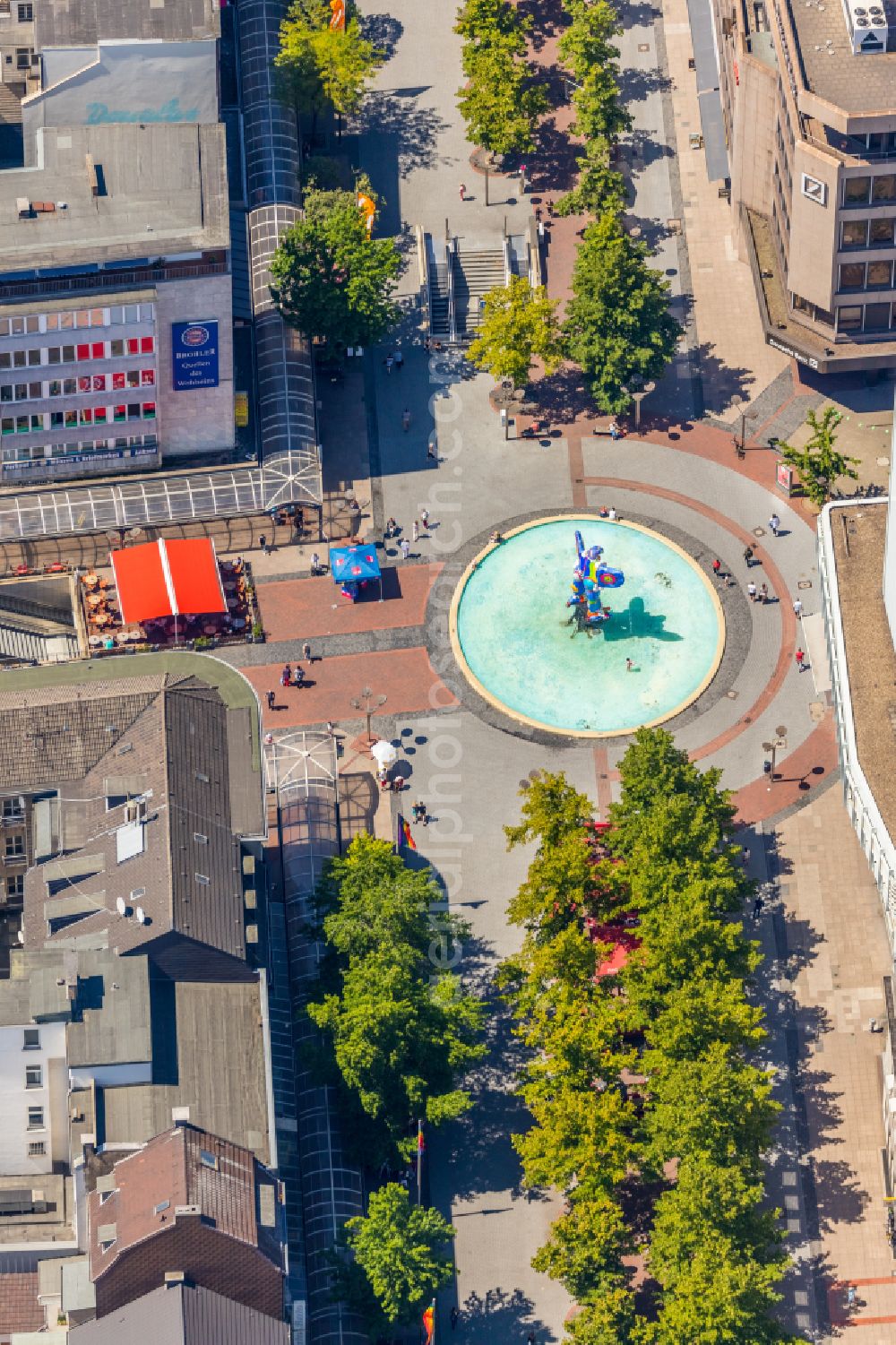 Duisburg from the bird's eye view: Trick fountain with sculpture Livesaver on Koenigsstrasse - corner Am Burgacker in the district Duisburg Mitte in Duisburg in the Ruhr area in the state North Rhine-Westphalia