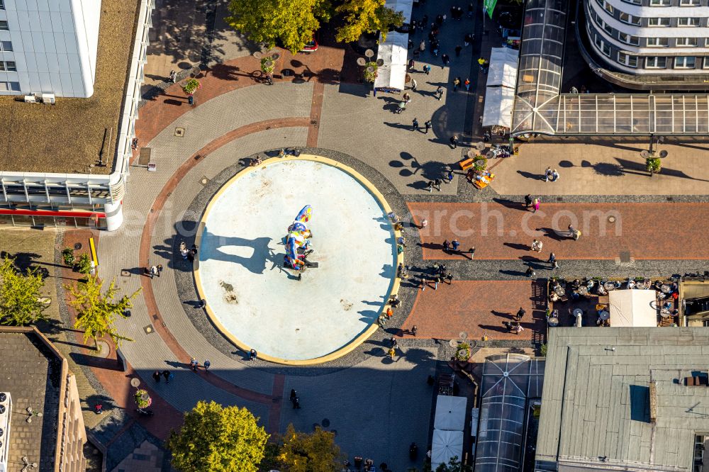 Aerial photograph Duisburg - Trick fountain with sculpture Livesaver on Koenigsstrasse - corner Am Burgacker in the district Duisburg Mitte in Duisburg in the Ruhr area in the state North Rhine-Westphalia