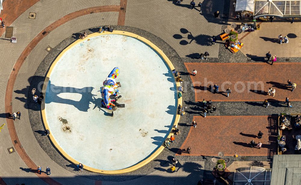 Duisburg from above - Trick fountain with sculpture Livesaver on Koenigsstrasse - corner Am Burgacker in the district Duisburg Mitte in Duisburg in the Ruhr area in the state North Rhine-Westphalia