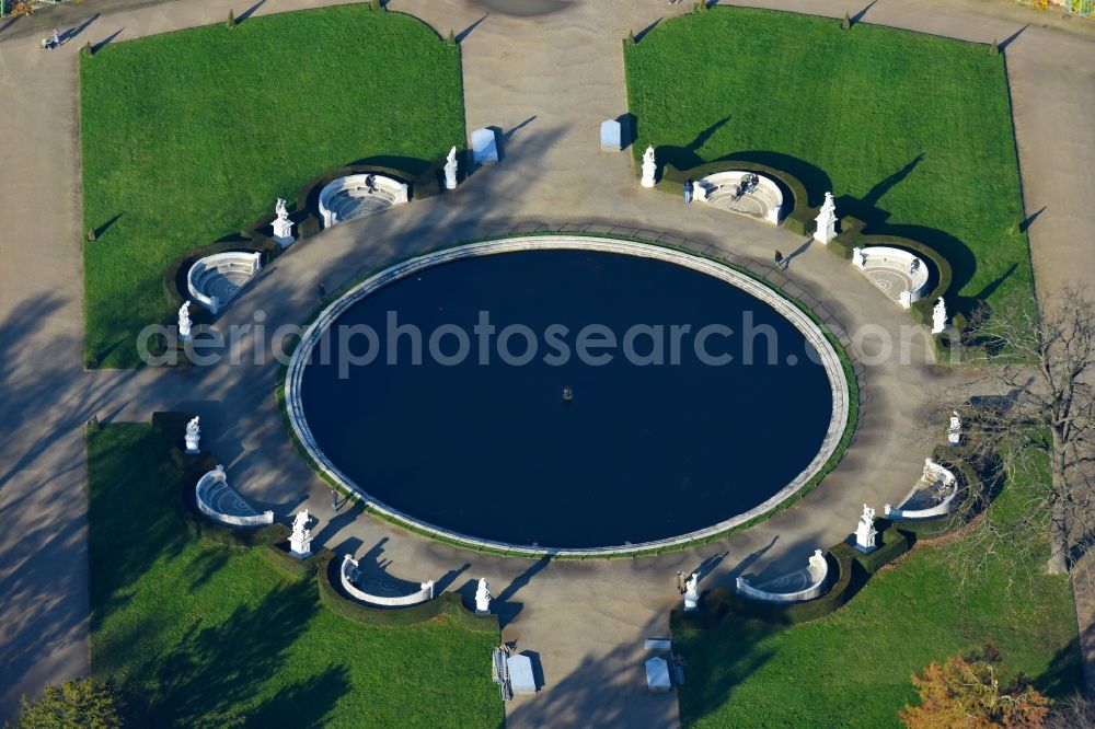 Potsdam from the bird's eye view: Water - fountain in the Park- Gelaende of Schloss Sanssouci in the district Westliche Vorstadt in Potsdam in the state Brandenburg, Germany