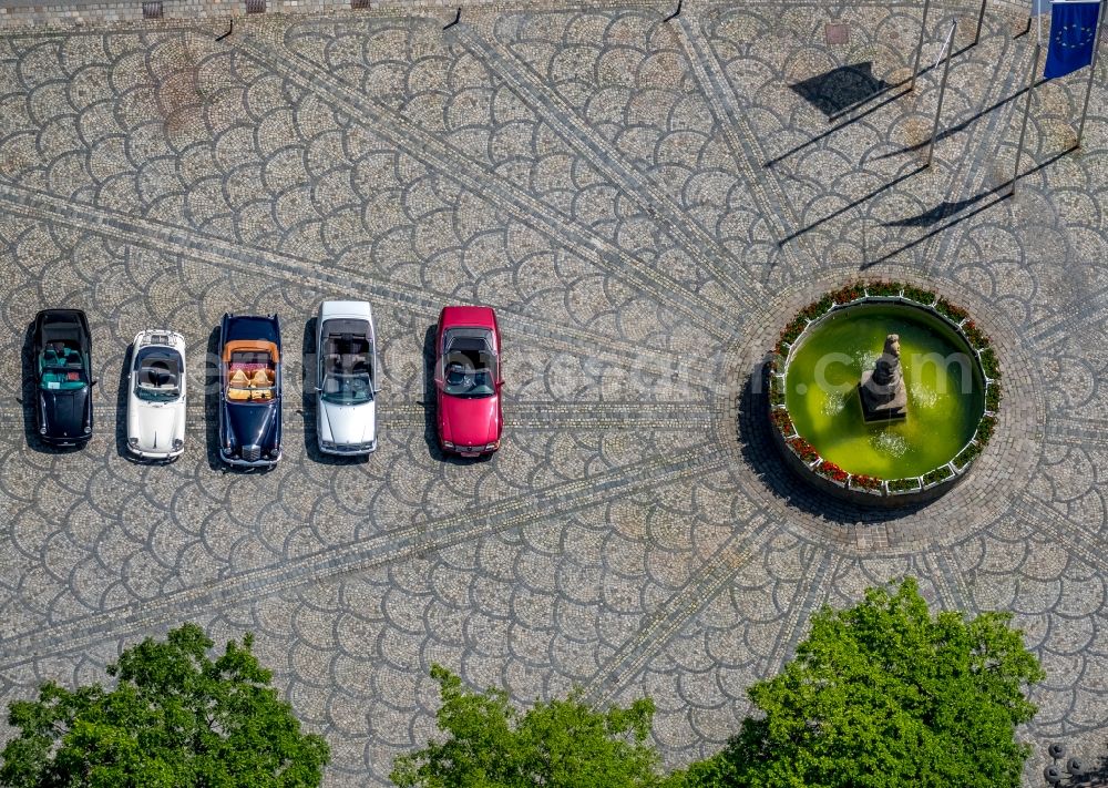 Brilon from the bird's eye view: Water - fountain in the Petrusbrunnen (Kump) Am Markt in Brilon in the state North Rhine-Westphalia, Germany