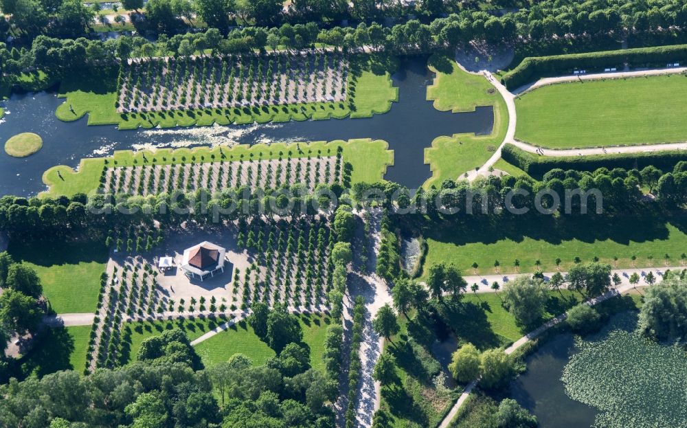 Aerial photograph Schwerin - Water games and parkland in the park at Schwerin in Mecklenburg - Western Pomerania