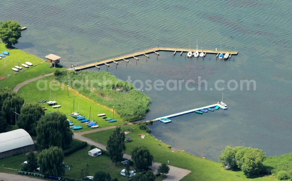 Aerial photograph Kelbra - On the south shore of the reservoir at Kelbra in the state of Saxony-Anhalt is the harbor for sports and sailing boats on camping Seecamping Kelbra. The port belongs to the campsite at the dam at Kelbra. The leisure and recreation area is very popular for water sports. At the port summer and winter moorings are for pleasure boats