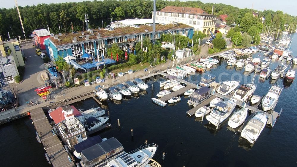 Aerial photograph Berlin - Pleasure boat marina with docks and moorings on the shore area of Mueggelspree in Berlin