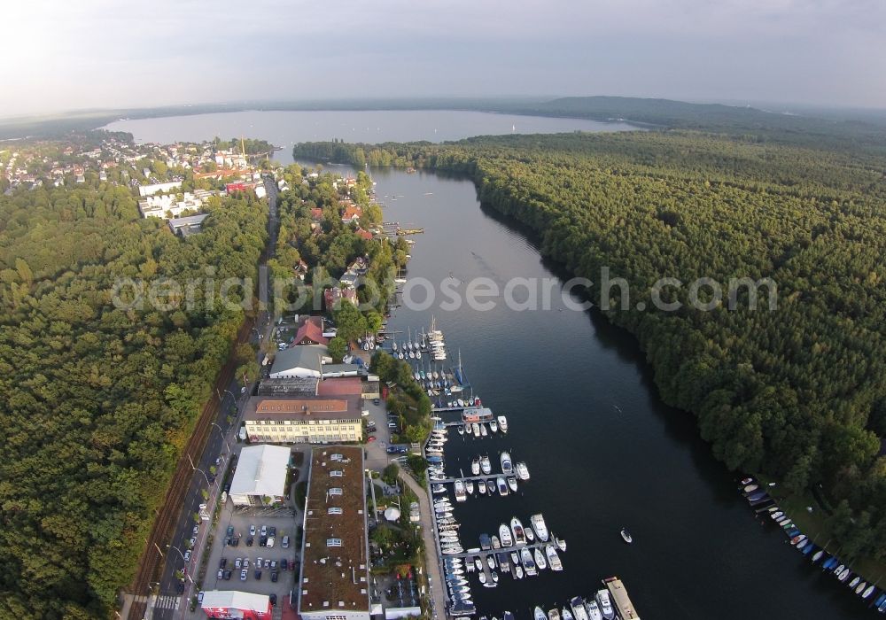 Aerial photograph Berlin - Pleasure boat marina with docks and moorings on the shore area of Mueggelspree in Berlin