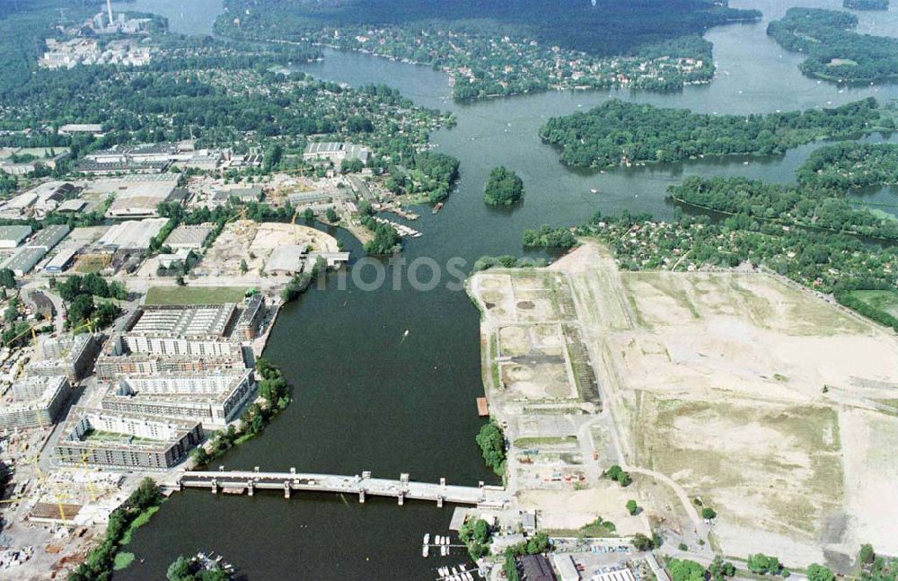 Berlin-Spandau from the bird's eye view: Wasserstadt Oberthavel und Abrißgelände des ehem. Öllagers an der Rhenaniastraße in Spandau