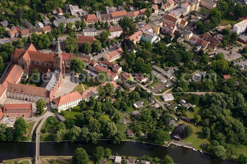 Brandenburg an der Havel from above - Channel flow and river banks of the waterway shipping Domstreng - Stimmingsgraben - Schoners Wehr in Brandenburg an der Havel in the state Brandenburg, Germany