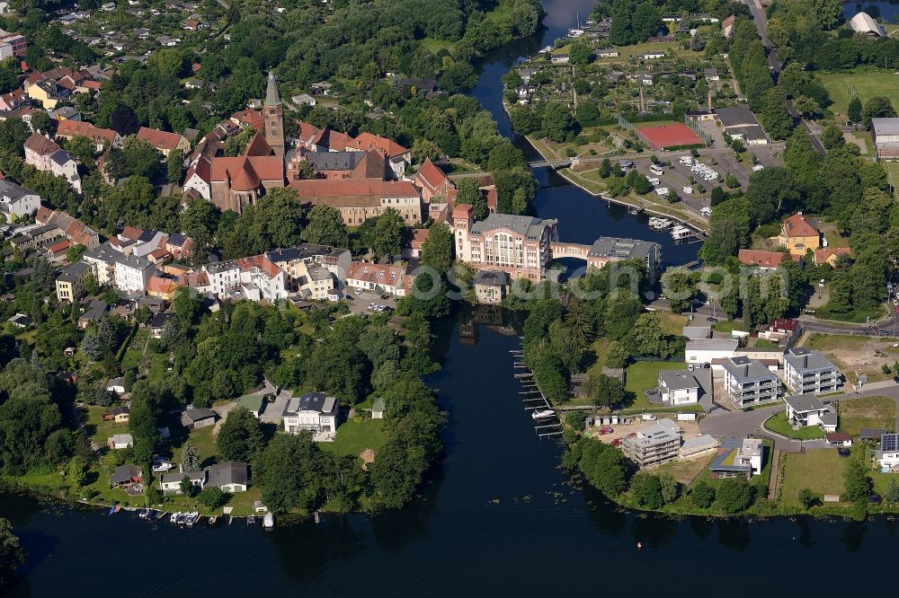 Aerial image Brandenburg an der Havel - Channel flow and river banks of the waterway shipping Domstreng - Stimmingsgraben - Schoners Wehr in Brandenburg an der Havel in the state Brandenburg, Germany