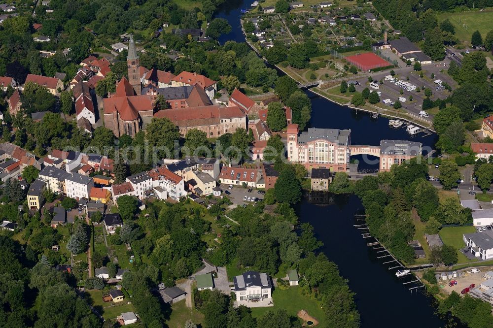 Aerial photograph Brandenburg an der Havel - Channel flow and river banks of the waterway shipping Domstreng - Stimmingsgraben - Schoners Wehr in Brandenburg an der Havel in the state Brandenburg, Germany