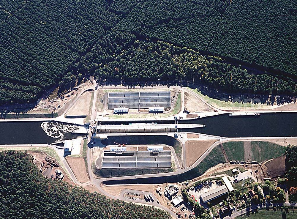 Aerial photograph Hohenwarthe / Sachsen Anhalt - 14.10.2003 Wasserstraßenkreuz Magdeburg Blick auf die Doppelschleuse Hohenwarthe