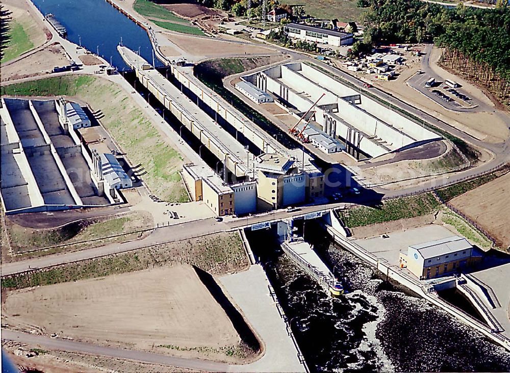  Hohenwarthe / Sachsen Anhalt from the bird's eye view: 14.10.2003 Wasserstraßenkreuz Magdeburg Blick auf die Doppelschleuse Hohenwarthe