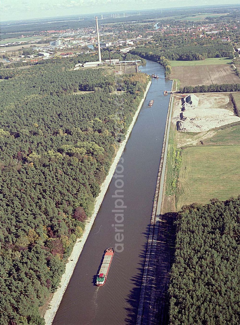 Niegripp / Sachsen-Anhalt from the bird's eye view: 14.10.2003 Wasserstraßenkreuz Magdeburg Blick auf den Elbe-Havel-Kanal auf der Höhe von Niegripp Das Wasserstraßen-Neubauamt Magdeburg Kleiner Werder 5c D-39114 Magdeburg Tel.: +49 391 535 0 Fax: +49 391 535 2214 . Email: poststelle@wna-md.wsv.de