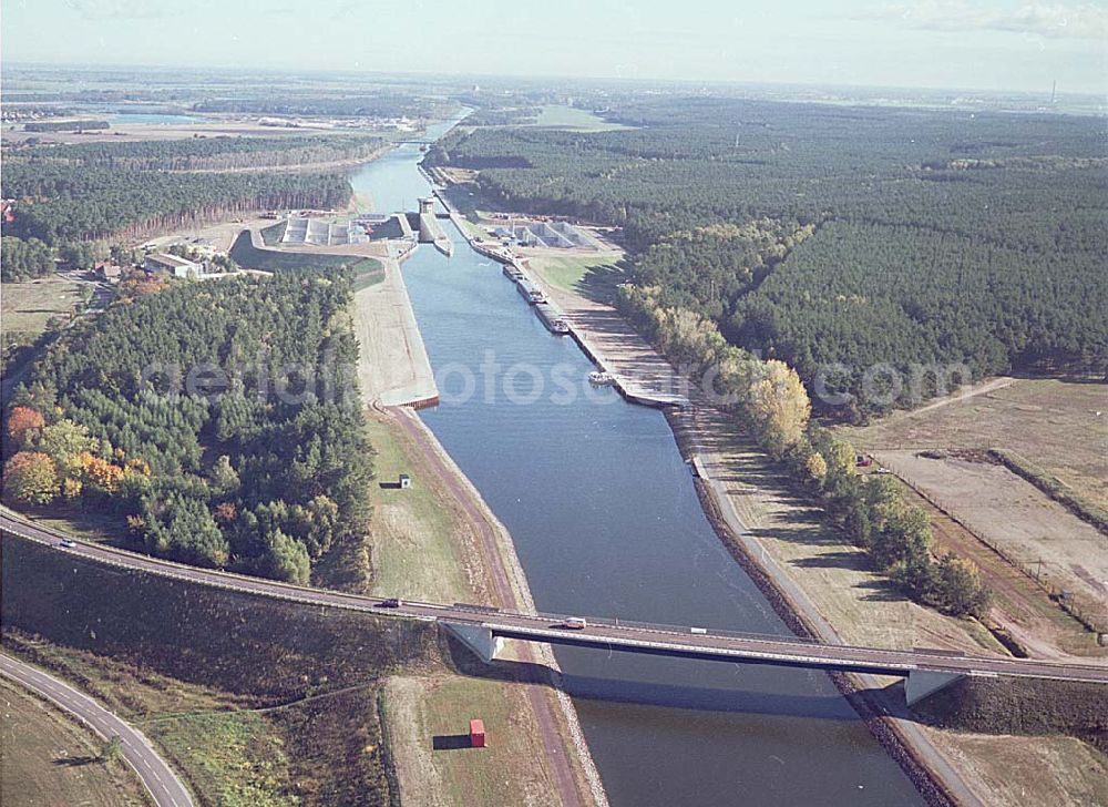 Aerial photograph Hohenwarthe / Sachsen Anhalt - 14.10.2003 Wasserstraßenkreuz Magdeburg Blick auf den Elbe-Havel-Kanal Das Wasserstraßen-Neubauamt Magdeburg Kleiner Werder 5c D-39114 Magdeburg Tel.: +49 391 535 0 Fax: +49 391 535 2214 . Email: poststelle@wna-md.wsv.de