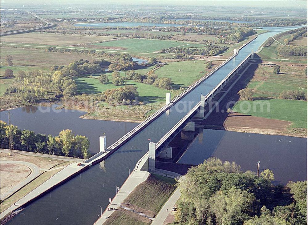 Aerial photograph Hohenwarthe / Sachsen-Anhalt - 14.10.2003 Wasserstraßenkreuz Magdeburg Blick auf die Kanalbrücke über die Elbe Das Wasserstraßen-Neubauamt Magdeburg Kleiner Werder 5c D-39114 Magdeburg Tel.: +49 391 535 0 Fax: +49 391 535 2214 . Email: poststelle@wna-md.wsv.de