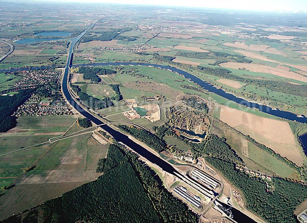 Hohenwarthe / Sachsen Anhalt from above - 14.10.2003 Wasserstraßenkreuz Magdeburg Blick auf die neue Kanalbrücke über die Elbe und die Doppelschleuse Hohenwarthe