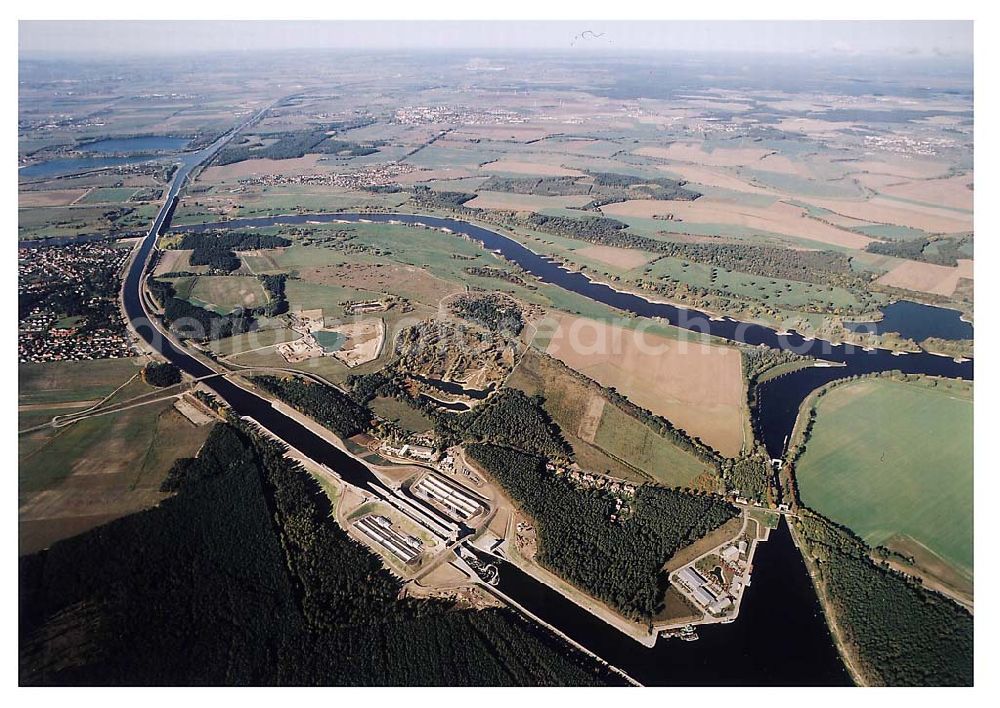 Hohenwarthe / Sachsen Anhalt from the bird's eye view: 14.10.2003 Wasserstraßenkreuz Magdeburg Blick auf die neue Kanalbrücke über die Elbe und die Doppelschleuse Hohenwarthe