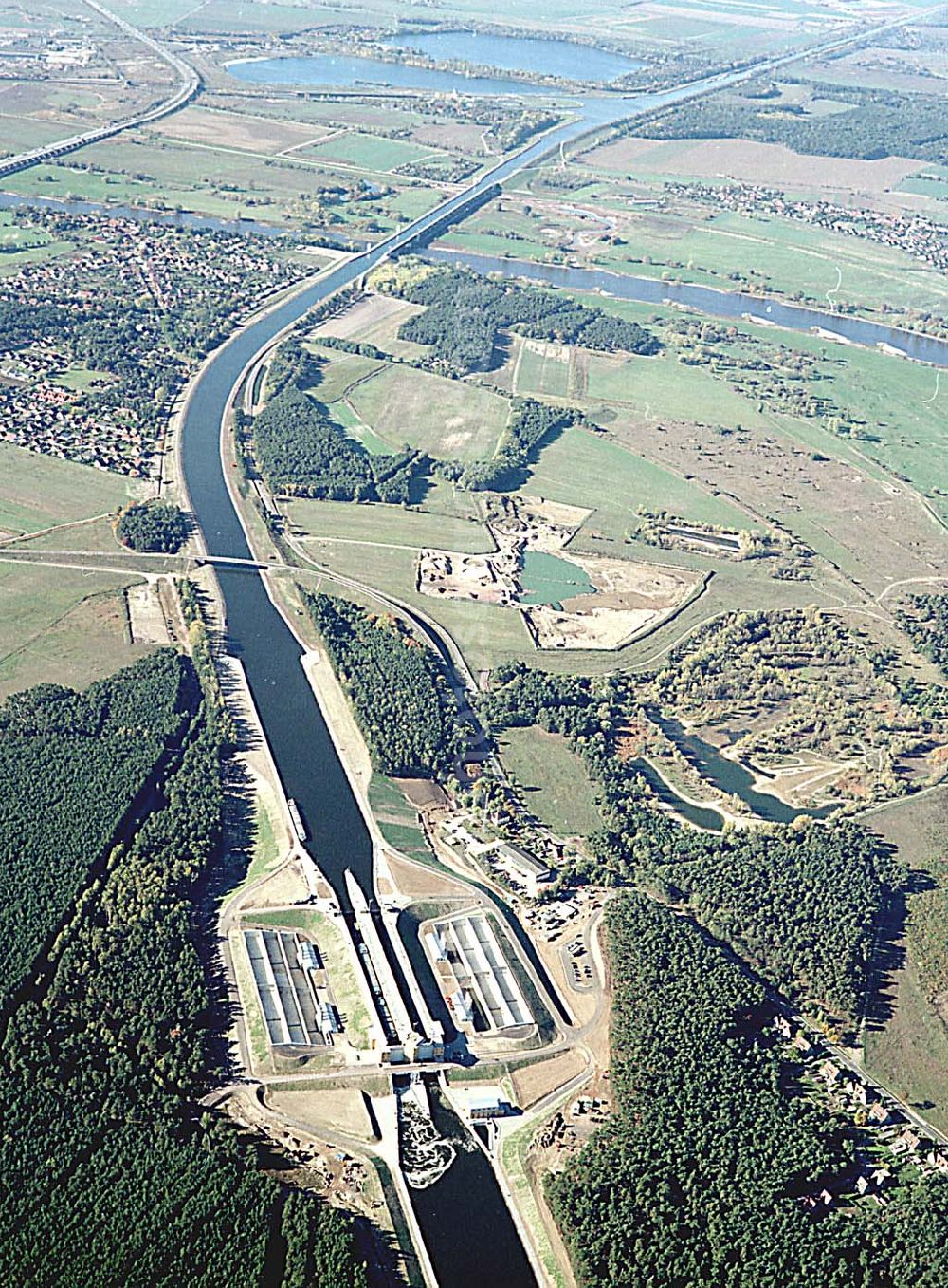 Aerial image Hohenwarthe / Sachsen Anhalt - 14.10.2003 Wasserstraßenkreuz Magdeburg Blick auf die neue Kanalbrücke über die Elbe und die Doppelschleuse Hohenwarthe