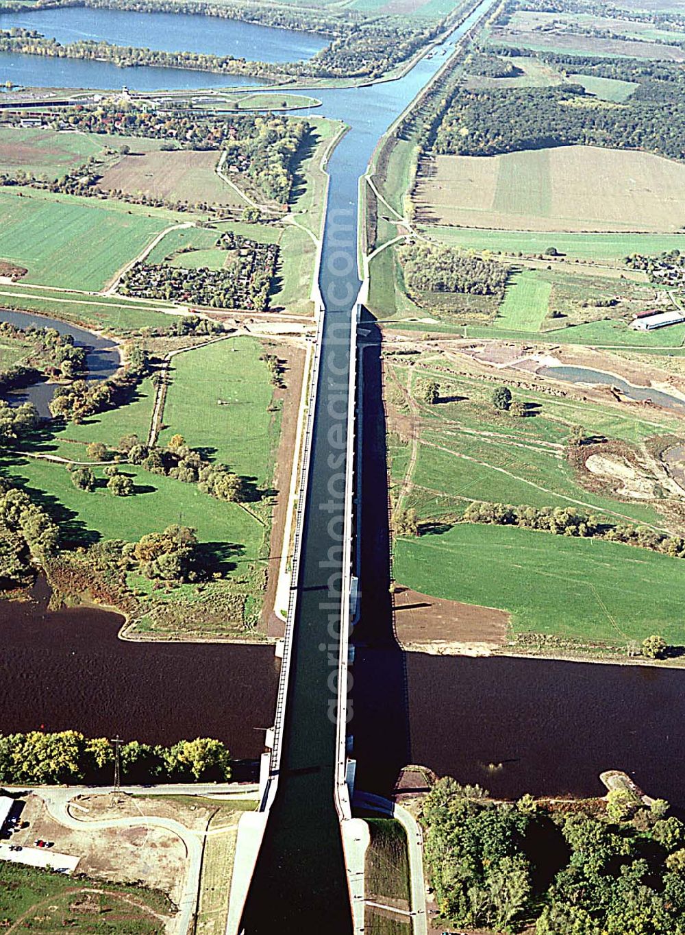 Aerial photograph Hohenwarthe / Sachsen Anhalt - 14.10.2003 Wasserstraßenkreuz Magdeburg Blick auf die neue Kanalbrücke über die Elbe