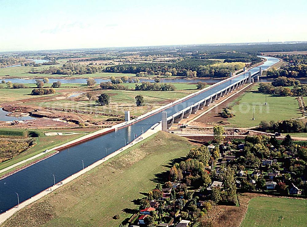 Hohenwarthe / Sachsen Anhalt from the bird's eye view: 14.10.2003 Wasserstraßenkreuz Magdeburg Blick auf die neue Kanalbrücke über die Elbe