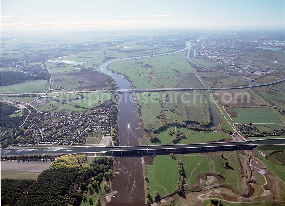 Aerial photograph Hohenwarthe / Sachsen Anhalt - 14.10.2003 Wasserstraßenkreuz Magdeburg Blick auf die neue Kanalbrücke über die Elbe, die Schleuse Rothensee und das Schiffshebewerk Rothensee.