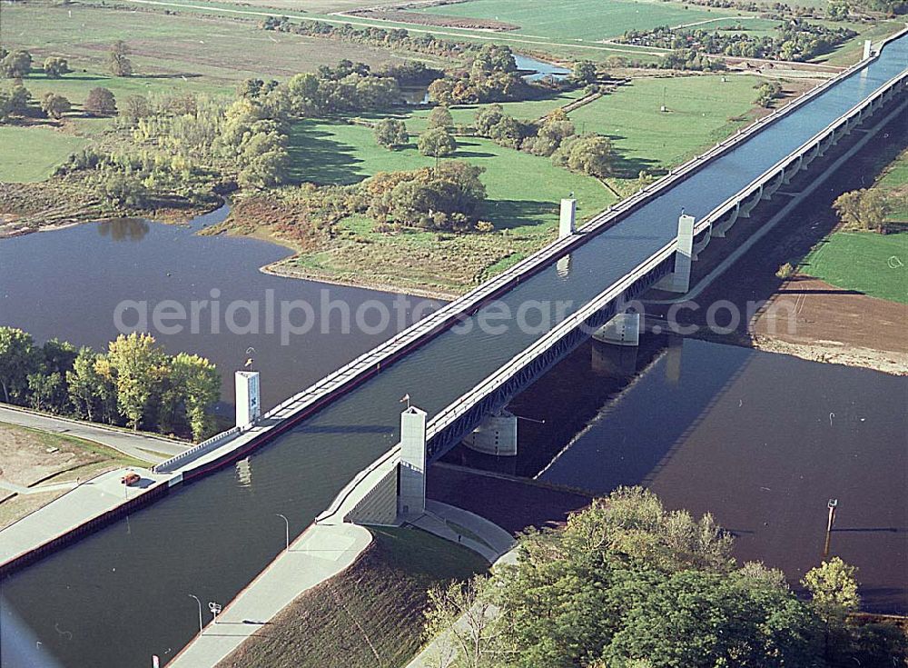 Aerial photograph Hohenwarhe / Sachsen Anhalt - 14.10.2003 Wasserstraßenkreuz Magdeburg Blick auf die neue Kanalbrücke über die Elbe Das Wasserstraßen-Neubauamt Magdeburg Kleiner Werder 5c D-39114 Magdeburg Tel.: +49 391 535 0 Fax: +49 391 535 2214 . Email: poststelle@wna-md.wsv.de