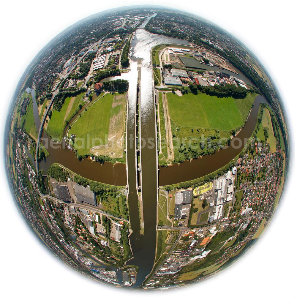 Aerial photograph Minden - Fish Eye Blick auf das Wasserstraßenkreuz Minden ist eine Kreuzung von zwei Wasserstraßen im ostwestfälischen Minden. Hier wird der Mittellandkanal, seit 1915, in einer Trogbrücke über das Wesertal und die rund 13 m tiefer gelegene Weser geführt. Der Mittellandkanal wird über zwei Verbindungskanäle mit Trogbtücken und Schleusen an die Weser angeschlossen. Die Verbindungskanäle ermöglichen, an dieser Kreuzung, der Schifffahrt den Wechsel zwischen den beiden Wasserstraßen. Für Mittellandkanal, Weser und die beiden Verbindungskanäle ist das Wasser- und Schifffahrtsamt Minden zuständig. Waterway Crossing Minden in in North Rhine-Westphalia.