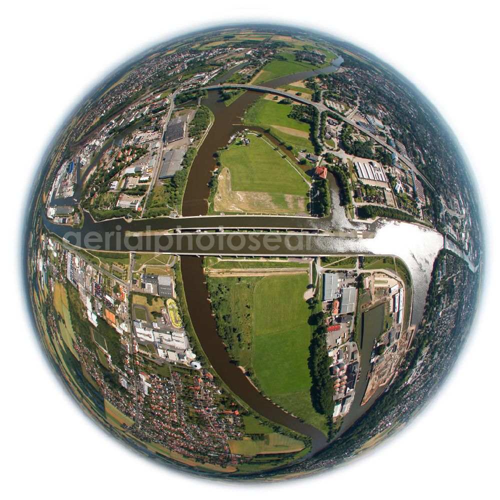 Minden from above - Fish Eye Blick auf das Wasserstraßenkreuz Minden ist eine Kreuzung von zwei Wasserstraßen im ostwestfälischen Minden. Hier wird der Mittellandkanal, seit 1915, in einer Trogbrücke über das Wesertal und die rund 13 m tiefer gelegene Weser geführt. Der Mittellandkanal wird über zwei Verbindungskanäle mit Trogbtücken und Schleusen an die Weser angeschlossen. Die Verbindungskanäle ermöglichen, an dieser Kreuzung, der Schifffahrt den Wechsel zwischen den beiden Wasserstraßen. Für Mittellandkanal, Weser und die beiden Verbindungskanäle ist das Wasser- und Schifffahrtsamt Minden zuständig. Waterway Crossing Minden in in North Rhine-Westphalia.