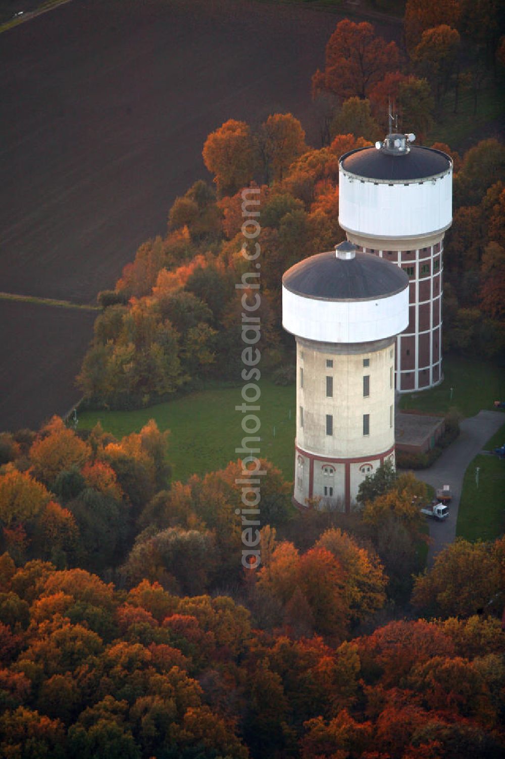 Aerial photograph Hamm - Blick auf die Wassertürme am Hellweg im Herbst in Hamm-Berge. Die beiden Wassertürme sind nur von außen zu besichtigen. Sie dienen dem Druckausgleich, bevor das von der Ruhr kommende Wasser in Hamm verteilt wird. View of the water towers on the Hellweg in autum in Hamm-Berge. The two water towers can only be visited from the outside. They serve to equalize the pressure of the water coming from the Ruhr before it is distributed in Hamm.