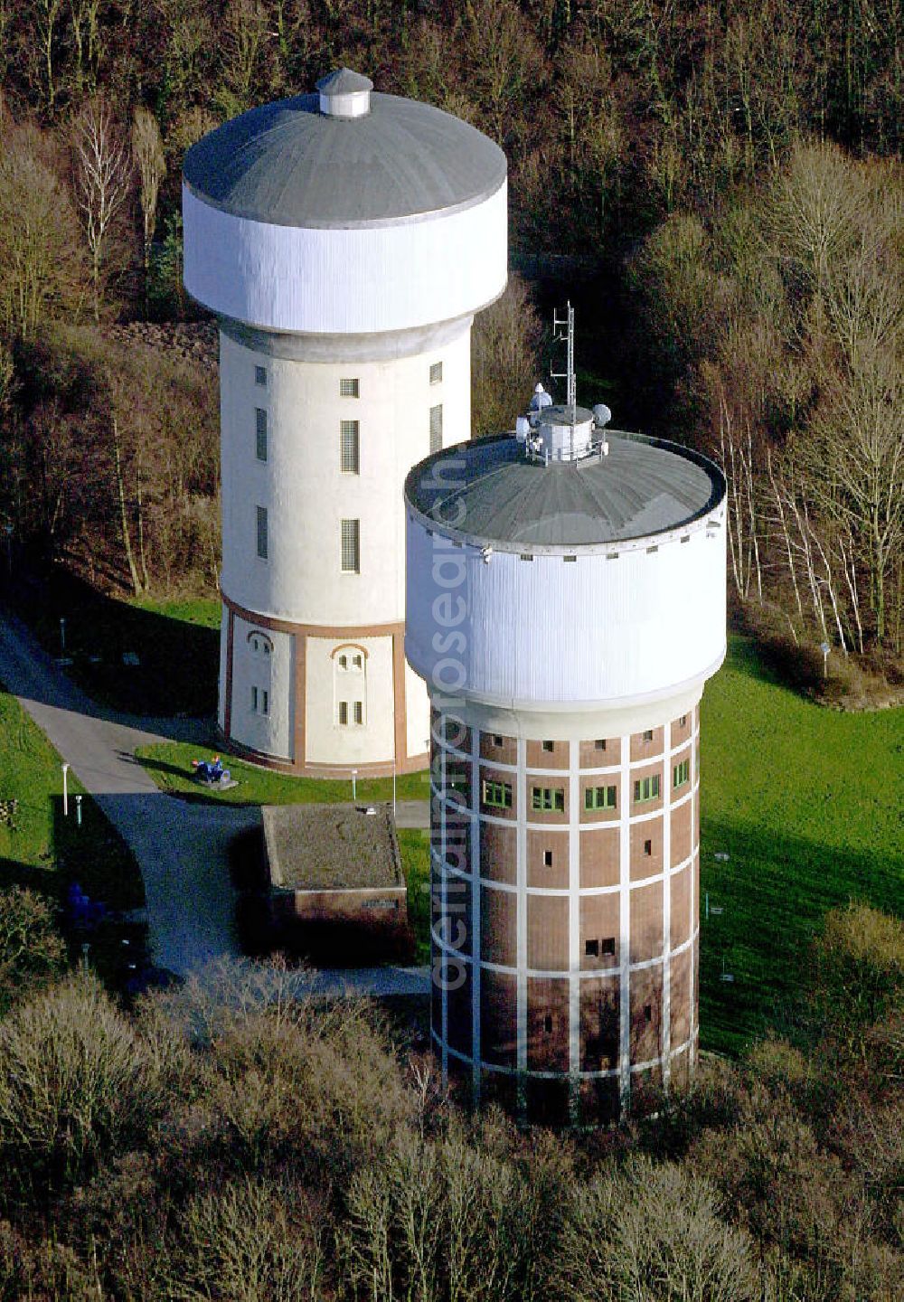 Aerial photograph Hamm - Blick auf die Wassertürme am Hellweg in Hamm-Berge. Die beiden Wassertürme sind nur von außen zu besichtigen. Sie dienen dem Druckausgleich, bevor das von der Ruhr kommende Wasser in Hamm verteilt wird. View of the water towers on the Hellweg in Hamm-Berge. The two water towers can only be visited from the outside. They serve to equalize the pressure of the water coming from the Ruhr before it is distributed in Hamm.