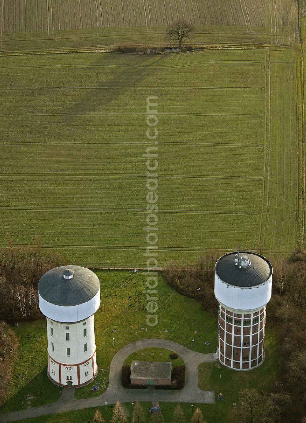 Hamm from above - Blick auf die Wassertürme am Hellweg in Hamm-Berge. Die beiden Wassertürme sind nur von außen zu besichtigen. Sie dienen dem Druckausgleich, bevor das von der Ruhr kommende Wasser in Hamm verteilt wird. View of the water towers on the Hellweg in Hamm-Berge. The two water towers can only be visited from the outside. They serve to equalize the pressure of the water coming from the Ruhr before it is distributed in Hamm.