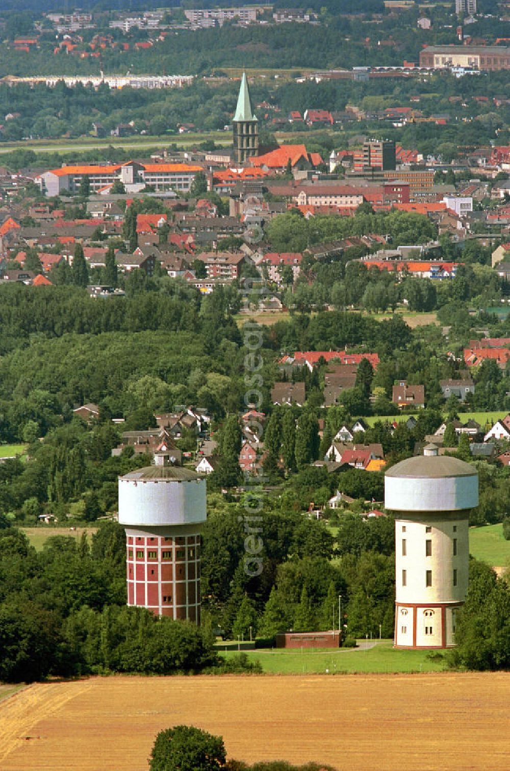 Hamm from the bird's eye view: Blick auf die Wassertürme am Hellweg in Hamm-Berge. Die beiden Wassertürme sind nur von außen zu besichtigen. Sie dienen dem Druckausgleich, bevor das von der Ruhr kommende Wasser in Hamm verteilt wird. View of the water towers on the Hellweg in Hamm-Berge. The two water towers can only be visited from the outside. They serve to equalize the pressure of the water coming from the Ruhr before it is distributed in Hamm.