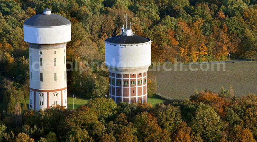 Aerial image Hamm - Blick auf die Wassertürme am Hellweg in Hamm-Berge im Herbst. Die beiden Wassertürme sind nur von außen zu besichtigen. Sie dienen dem Druckausgleich, bevor das von der Ruhr kommende Wasser in Hamm verteilt wird. View of the water towers on the Hellweg in Hamm-Berge in autumn. The two water towers can only be visited from the outside. They serve to equalize the pressure of the water coming from the Ruhr before it is distributed in Hamm.