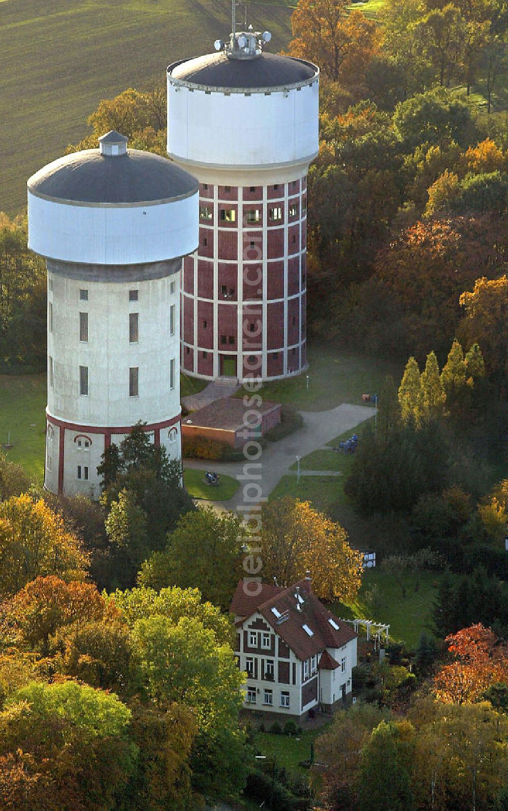 Aerial photograph Hamm - Blick auf die Wassertürme am Hellweg in Hamm-Berge im Herbst. Die beiden Wassertürme sind nur von außen zu besichtigen. Sie dienen dem Druckausgleich, bevor das von der Ruhr kommende Wasser in Hamm verteilt wird. View of the water towers on the Hellweg in Hamm-Berge in autumn. The two water towers can only be visited from the outside. They serve to equalize the pressure of the water coming from the Ruhr before it is distributed in Hamm.