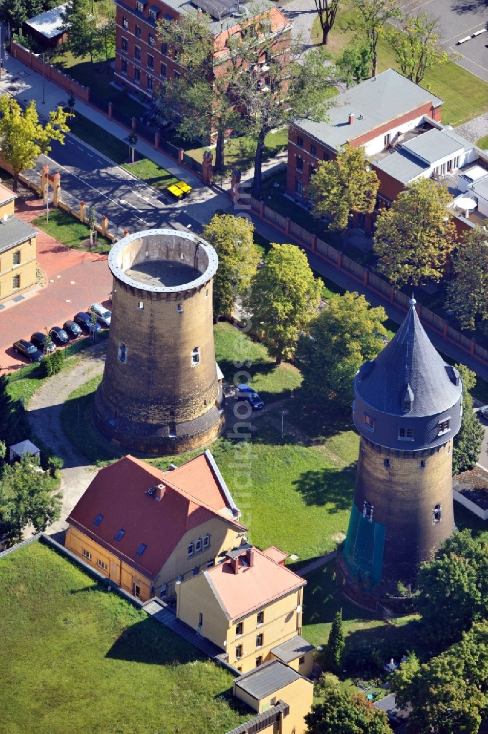 Leipzig from above - Blick auf die Wassertürme Leipzig-Möckern im Bundesland Sachsen. Die nicht mehr im Betrieb stehenden Türme an der Olbrichtstraße wurden 1897 und 1903 gebaut. Sie gehören der Kommunalen Wasserwerke Leipzig GmbH und stehen unter Denkmalschutz.