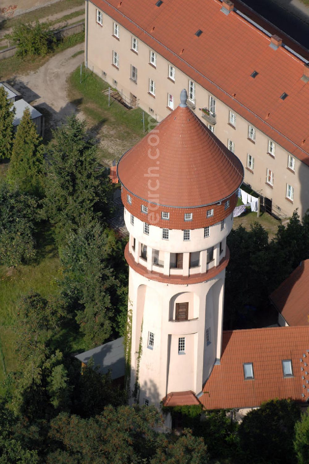 Bad Muskau from the bird's eye view: Blick auf den Wasserturm in Bad Muskau. Der fast 100 Jahre alte Turm war bis 1972 in Betrieb. Heute steht er unter Denkmalschutz und wird gastronomisch genutzt. Kontakt Restaurant und Pension Wasserturm Bad Muskau: Tel. +49(0)35771 68940,