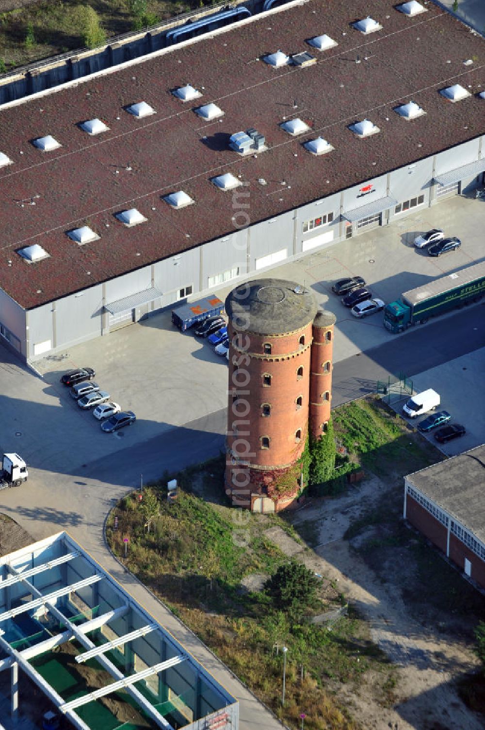 Aerial image Berlin - Wasserturm an der Gaußstraße 11 in Berlin-Charlottenburg. Der Reservoirturm des ehemaligen Gaswerks Charlottenburg II wurde 1889-91 im Stil des Historismus und der Neoromantik errichtet. Water tower at the street Gaussstrasse in the Charlottenburg district.