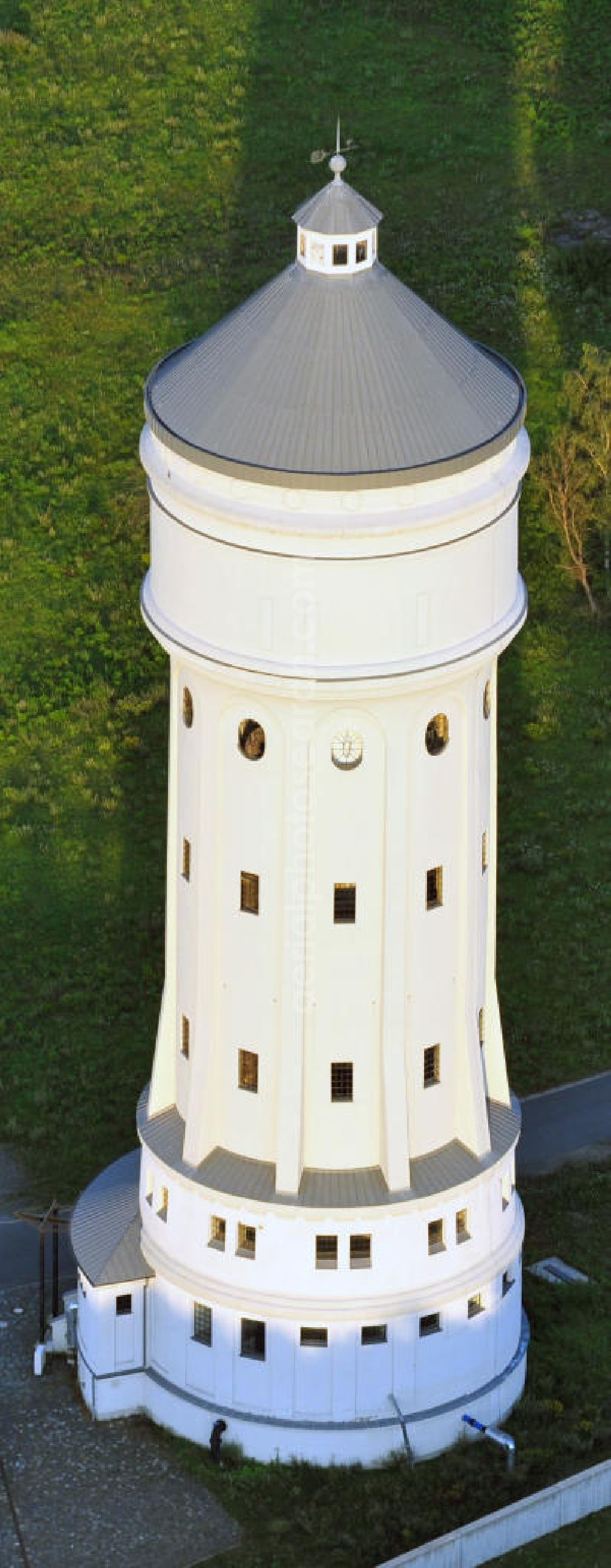 Eilenburg from above - Der etwa 60 Meter hohe Wasserturm in Eilenburg-Ost in Sachsen wurde 1916 in der aufwendigen Bauart Otto Intzes vom Unternehmen Dyckerhoff und Widmann AG für die große Zelluloidfabrik gebaut. Nachdem er in der Zeit der DDR immer mehr verfallen war, wurde er im Jahr 2002 wieder instandgesetzt. Der Turm dient nun als Löschwasserspeicher für das benachbarte Industrie- und Gewerbegebiet Kunstoffcenter am ECW-Wasserturm und gilt als das wohl eindrucksvollste technische Denkmal der Stadt. About 60 metres high water tower in Eilenburg-East in Saxony was build 1916 in elaborate style of Otto Intzes by company Dyckerhoff und Widmann AG for a big celluloid factory. Gone to rack during the time of DDR, the tower was refurbished in 2002. It now serves as a fire water reservoir for industrial area Kunstoffcenter am ECW-Wasserturm nearby and is regarded as the most impressive technical monument of the town.