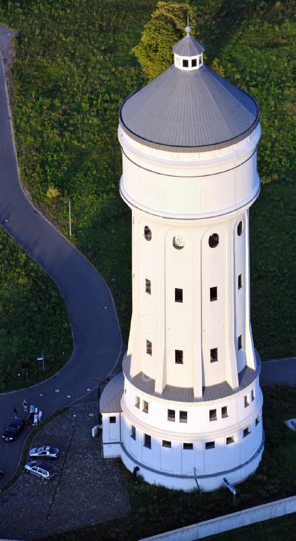 Eilenburg from above - Der etwa 60 Meter hohe Wasserturm in Eilenburg-Ost in Sachsen wurde 1916 in der aufwendigen Bauart Otto Intzes vom Unternehmen Dyckerhoff und Widmann AG für die große Zelluloidfabrik gebaut. Nachdem er in der Zeit der DDR immer mehr verfallen war, wurde er im Jahr 2002 wieder instandgesetzt. Der Turm dient nun als Löschwasserspeicher für das benachbarte Industrie- und Gewerbegebiet Kunstoffcenter am ECW-Wasserturm und gilt als das wohl eindrucksvollste technische Denkmal der Stadt. About 60 metres high water tower in Eilenburg-East in Saxony was build 1916 in elaborate style of Otto Intzes by company Dyckerhoff und Widmann AG for a big celluloid factory. Gone to rack during the time of DDR, the tower was refurbished in 2002. It now serves as a fire water reservoir for industrial area Kunstoffcenter am ECW-Wasserturm nearby and is regarded as the most impressive technical monument of the town.