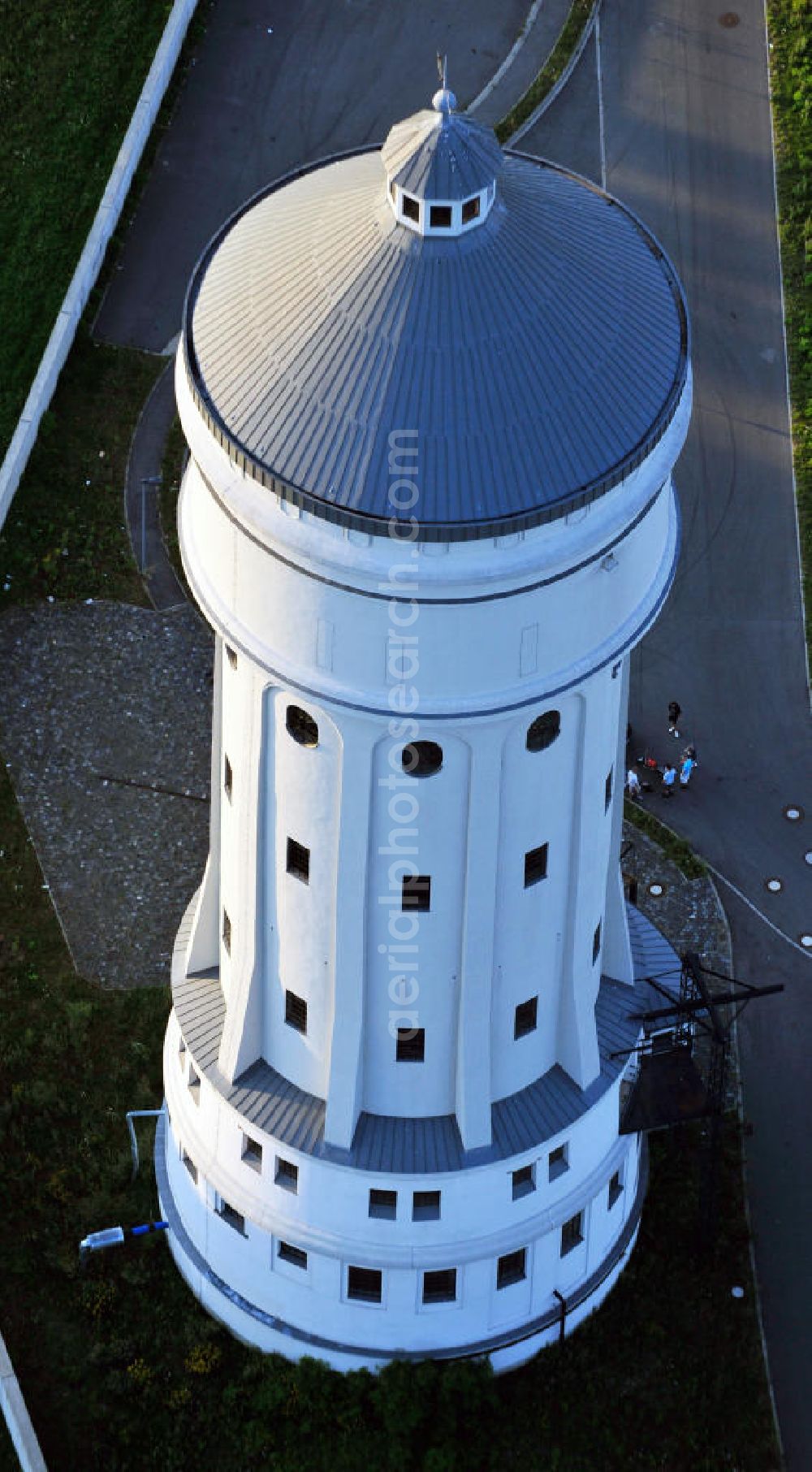 Eilenburg from above - Der etwa 60 Meter hohe Wasserturm in Eilenburg-Ost in Sachsen wurde 1916 in der aufwendigen Bauart Otto Intzes vom Unternehmen Dyckerhoff und Widmann AG für die große Zelluloidfabrik gebaut. Nachdem er in der Zeit der DDR immer mehr verfallen war, wurde er im Jahr 2002 wieder instandgesetzt. Der Turm dient nun als Löschwasserspeicher für das benachbarte Industrie- und Gewerbegebiet Kunstoffcenter am ECW-Wasserturm und gilt als das wohl eindrucksvollste technische Denkmal der Stadt. About 60 metres high water tower in Eilenburg-East in Saxony was build 1916 in elaborate style of Otto Intzes by company Dyckerhoff und Widmann AG for a big celluloid factory. Gone to rack during the time of DDR, the tower was refurbished in 2002. It now serves as a fire water reservoir for industrial area Kunstoffcenter am ECW-Wasserturm nearby and is regarded as the most impressive technical monument of the town.