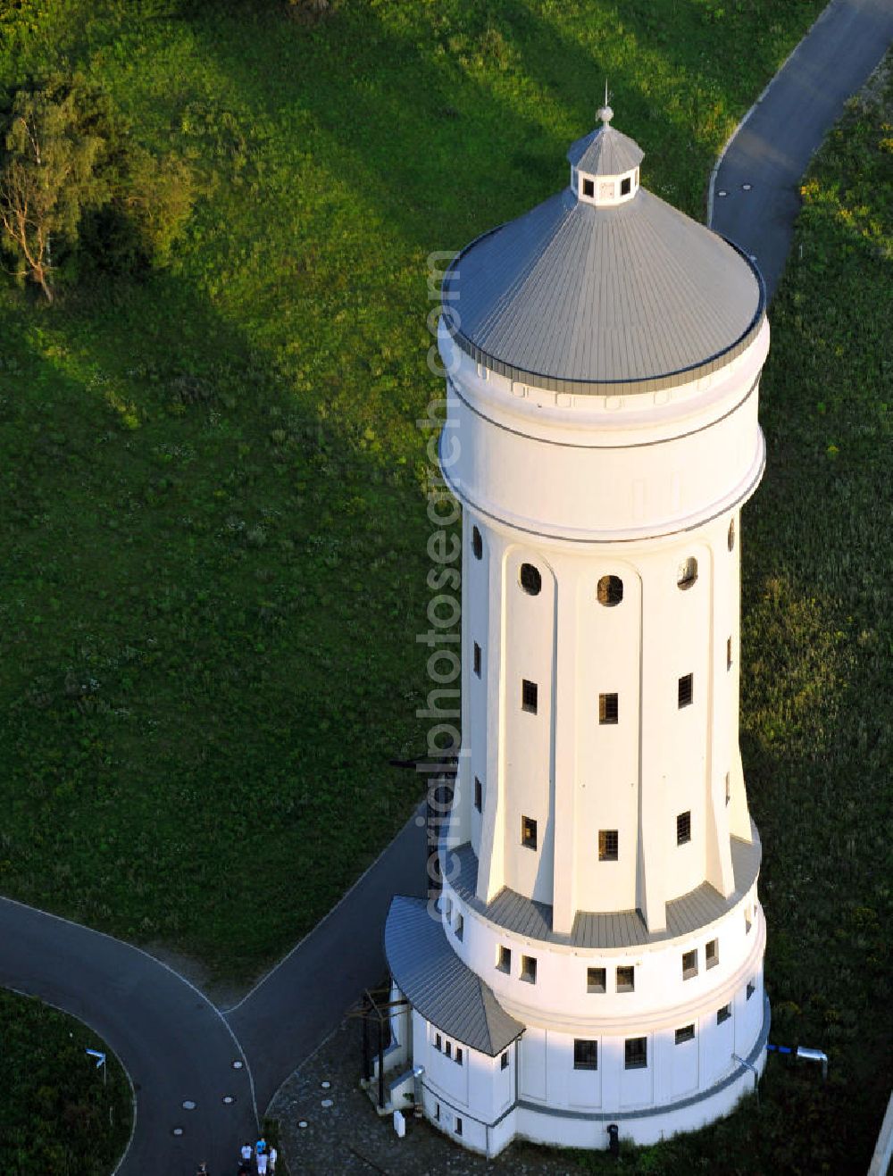 Aerial image Eilenburg - Der etwa 60 Meter hohe Wasserturm in Eilenburg-Ost in Sachsen wurde 1916 in der aufwendigen Bauart Otto Intzes vom Unternehmen Dyckerhoff und Widmann AG für die große Zelluloidfabrik gebaut. Nachdem er in der Zeit der DDR immer mehr verfallen war, wurde er im Jahr 2002 wieder instandgesetzt. Der Turm dient nun als Löschwasserspeicher für das benachbarte Industrie- und Gewerbegebiet Kunstoffcenter am ECW-Wasserturm und gilt als das wohl eindrucksvollste technische Denkmal der Stadt. About 60 metres high water tower in Eilenburg-East in Saxony was build 1916 in elaborate style of Otto Intzes by company Dyckerhoff und Widmann AG for a big celluloid factory. Gone to rack during the time of DDR, the tower was refurbished in 2002. It now serves as a fire water reservoir for industrial area Kunstoffcenter am ECW-Wasserturm nearby and is regarded as the most impressive technical monument of the town.