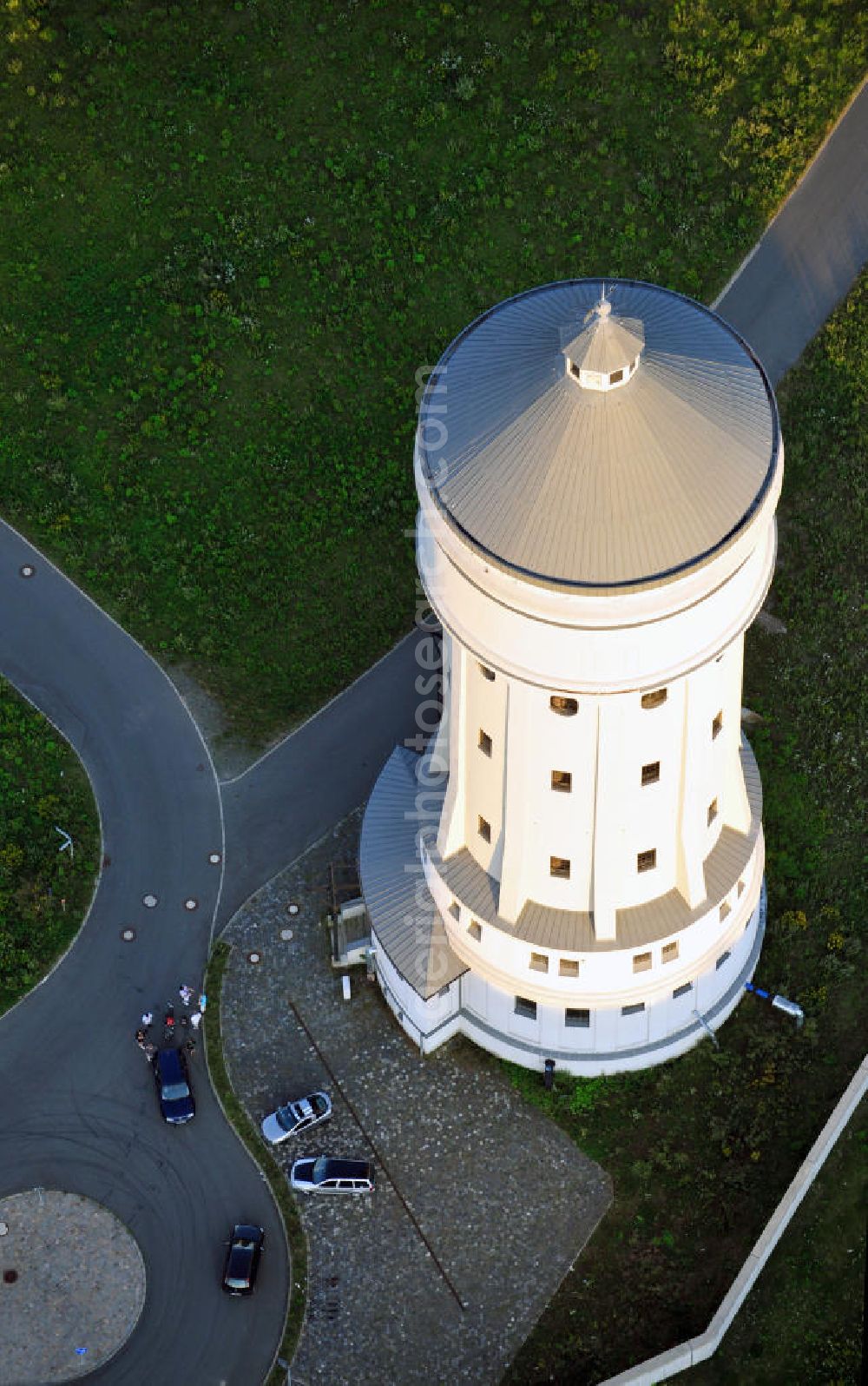 Aerial photograph Eilenburg - Der etwa 60 Meter hohe Wasserturm in Eilenburg-Ost in Sachsen wurde 1916 in der aufwendigen Bauart Otto Intzes vom Unternehmen Dyckerhoff und Widmann AG für die große Zelluloidfabrik gebaut. Nachdem er in der Zeit der DDR immer mehr verfallen war, wurde er im Jahr 2002 wieder instandgesetzt. Der Turm dient nun als Löschwasserspeicher für das benachbarte Industrie- und Gewerbegebiet Kunstoffcenter am ECW-Wasserturm und gilt als das wohl eindrucksvollste technische Denkmal der Stadt. About 60 metres high water tower in Eilenburg-East in Saxony was build 1916 in elaborate style of Otto Intzes by company Dyckerhoff und Widmann AG for a big celluloid factory. Gone to rack during the time of DDR, the tower was refurbished in 2002. It now serves as a fire water reservoir for industrial area Kunstoffcenter am ECW-Wasserturm nearby and is regarded as the most impressive technical monument of the town.