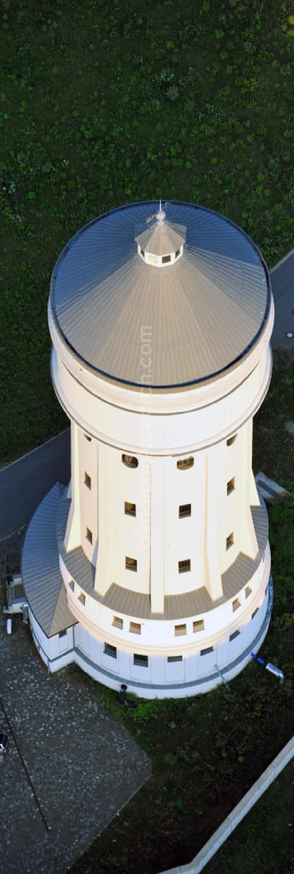 Eilenburg from above - Der etwa 60 Meter hohe Wasserturm in Eilenburg-Ost in Sachsen wurde 1916 in der aufwendigen Bauart Otto Intzes vom Unternehmen Dyckerhoff und Widmann AG für die große Zelluloidfabrik gebaut. Nachdem er in der Zeit der DDR immer mehr verfallen war, wurde er im Jahr 2002 wieder instandgesetzt. Der Turm dient nun als Löschwasserspeicher für das benachbarte Industrie- und Gewerbegebiet Kunstoffcenter am ECW-Wasserturm und gilt als das wohl eindrucksvollste technische Denkmal der Stadt. About 60 metres high water tower in Eilenburg-East in Saxony was build 1916 in elaborate style of Otto Intzes by company Dyckerhoff und Widmann AG for a big celluloid factory. Gone to rack during the time of DDR, the tower was refurbished in 2002. It now serves as a fire water reservoir for industrial area Kunstoffcenter am ECW-Wasserturm nearby and is regarded as the most impressive technical monument of the town.