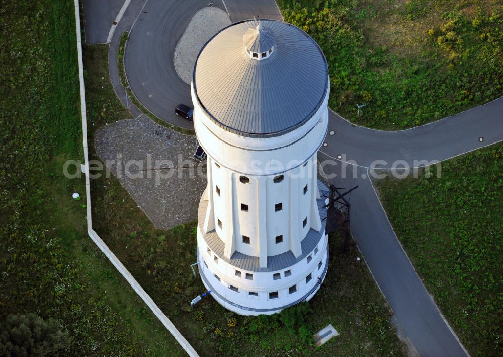 Aerial photograph Eilenburg - Der etwa 60 Meter hohe Wasserturm in Eilenburg-Ost in Sachsen wurde 1916 in der aufwendigen Bauart Otto Intzes vom Unternehmen Dyckerhoff und Widmann AG für die große Zelluloidfabrik gebaut. Nachdem er in der Zeit der DDR immer mehr verfallen war, wurde er im Jahr 2002 wieder instandgesetzt. Der Turm dient nun als Löschwasserspeicher für das benachbarte Industrie- und Gewerbegebiet Kunstoffcenter am ECW-Wasserturm und gilt als das wohl eindrucksvollste technische Denkmal der Stadt. About 60 metres high water tower in Eilenburg-East in Saxony was build 1916 in elaborate style of Otto Intzes by company Dyckerhoff und Widmann AG for a big celluloid factory. Gone to rack during the time of DDR, the tower was refurbished in 2002. It now serves as a fire water reservoir for industrial area Kunstoffcenter am ECW-Wasserturm nearby and is regarded as the most impressive technical monument of the town.