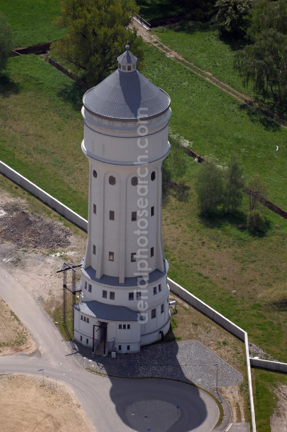 Aerial image Eilenburg - Blick auf den Wasserturm in Eilenburg-Ost. Es ist das eindruckvollste technische Bauwerk der Stadt. Der Turm ist 60 Meter hoch und wurde 1916 errichtet. 2002 fand aufgrund Hochwasserschäden eine Sanierung statt. Heute dient er als Löschwasserspeicher. Kontakt: 04838 Eilenburg, Email: webmaster@eilenburg.de