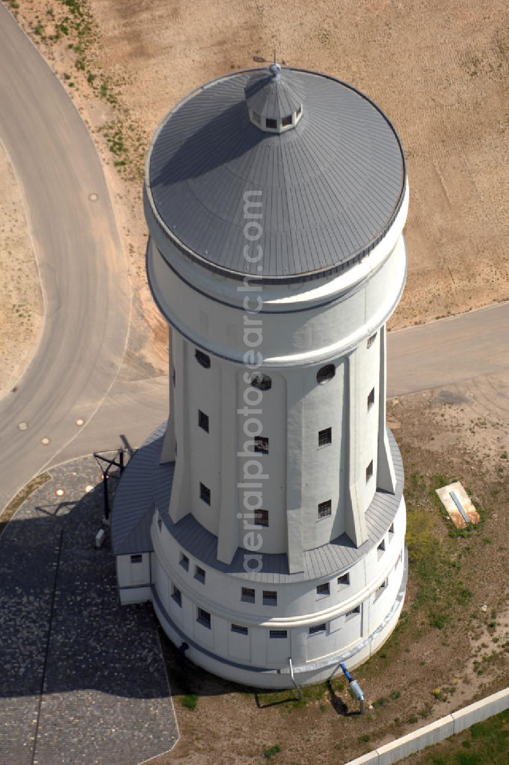 Aerial photograph Eilenburg - Blick auf den Wasserturm in Eilenburg-Ost. Es ist das eindruckvollste technische Bauwerk der Stadt. Der Turm ist 60 Meter hoch und wurde 1916 errichtet. 2002 fand aufgrund Hochwasserschäden eine Sanierung statt. Heute dient er als Löschwasserspeicher. Kontakt: 04838 Eilenburg, Email: webmaster@eilenburg.de