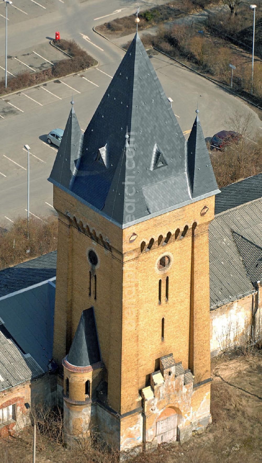 Aerial image Frankfurt (Oder) - Blick auf den Wasserturm auf dem Gelände der ehemaligen Hindenburg-Kaserne ( Gelbe Kaserne ). Der Kasernenkomplex wurde im 19. Jahrhundert gebaut. View of the Water Tower on the grounds of the former Hindenburg barracks (Yellow barracks). The barracks complex was built in the 19th Century.