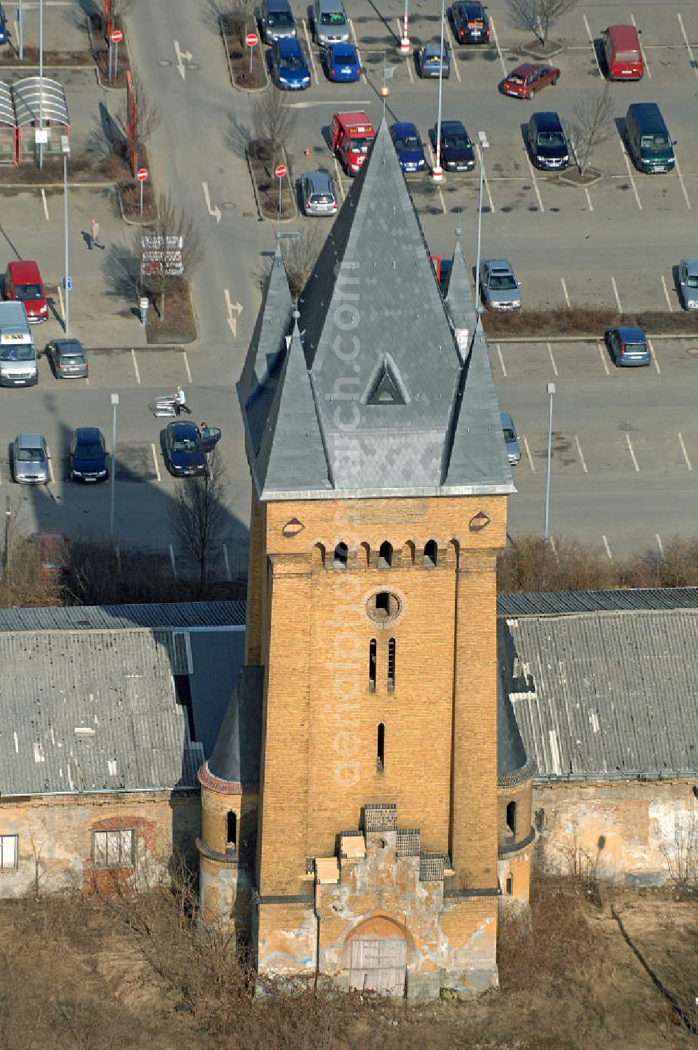 Aerial photograph Frankfurt (Oder) - Blick auf den Wasserturm auf dem Gelände der ehemaligen Hindenburg-Kaserne ( Gelbe Kaserne ). Der Kasernenkomplex wurde im 19. Jahrhundert gebaut. View of the Water Tower on the grounds of the former Hindenburg barracks (Yellow barracks). The barracks complex was built in the 19th Century.