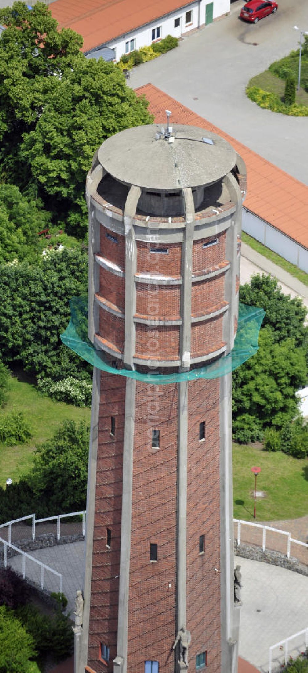 Aerial image Genthin - Blick auf den Wasserturm an der Geschwister-Scholl-Straße / Jerichower Strasse. Der weithin sichtbaren Turm stellt ein Wahrzeichen der Stadt dar, ist jedoch seit 1995 nicht mehr als Wasserturm in Nutzung. Im Turm ist ein Cafe eingerichtet. View the water tower at the Geschwister-Scholl-Strasse / Jerichower road. The highly visible tower is a landmark of the city, but since 1995 no longer in use as a water tower.