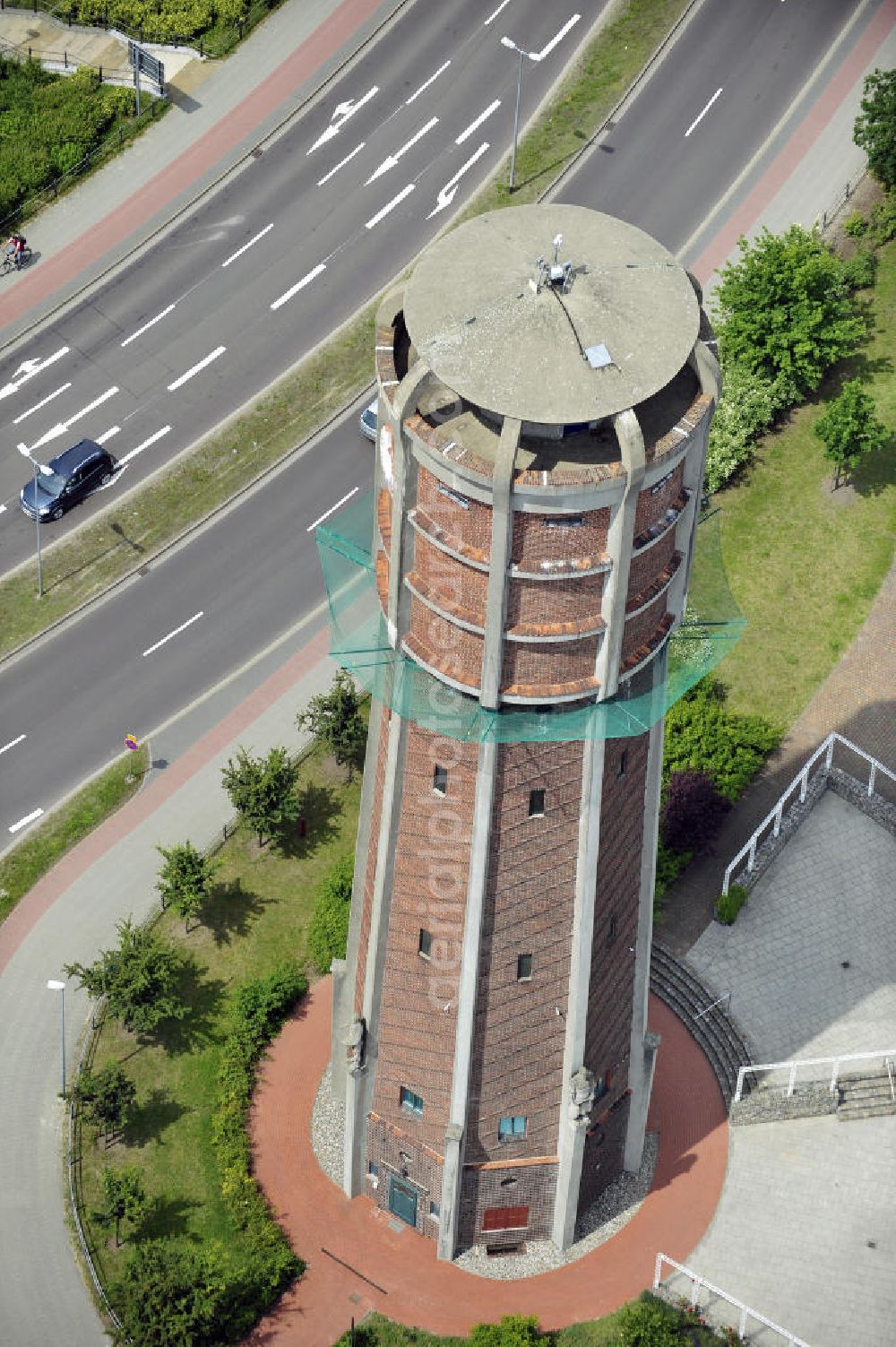 Aerial photograph Genthin - Blick auf den Wasserturm an der Geschwister-Scholl-Straße / Jerichower Strasse. Der weithin sichtbaren Turm stellt ein Wahrzeichen der Stadt dar, ist jedoch seit 1995 nicht mehr als Wasserturm in Nutzung. Im Turm ist ein Cafe eingerichtet. View the water tower at the Geschwister-Scholl-Strasse / Jerichower road. The highly visible tower is a landmark of the city, but since 1995 no longer in use as a water tower.